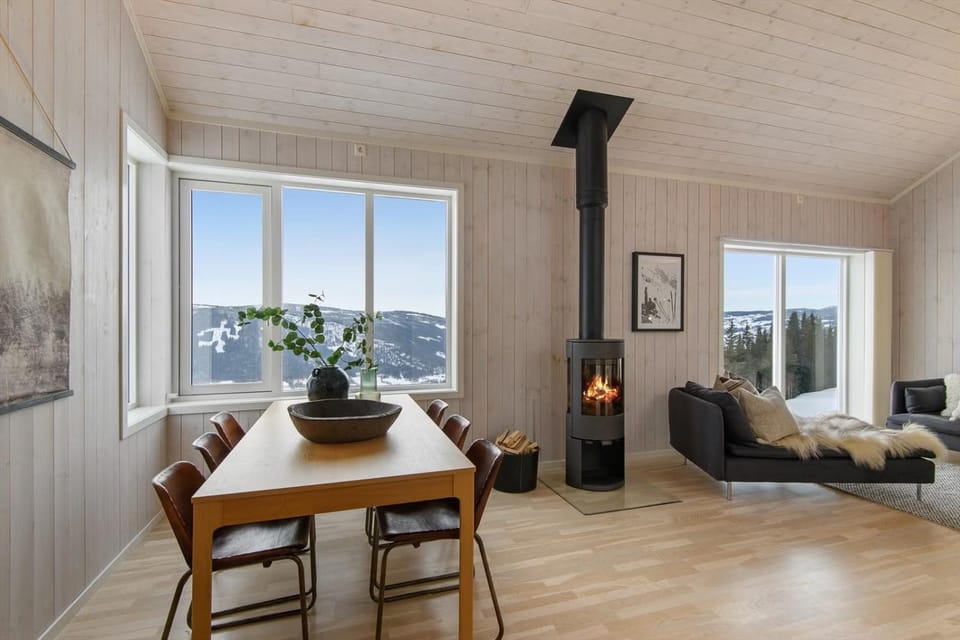 Living room, Seating area, Dining area, fireplace