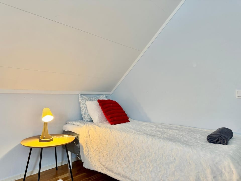Workers Premium House With 6 Bedrooms 2 bath And Free Parking Villa in Gothenburg