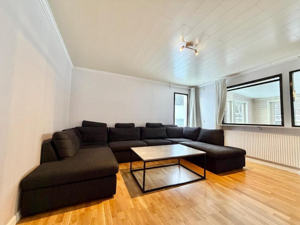 Workers Premium House With 6 Bedrooms 2 bath And Free Parking Villa in Gothenburg