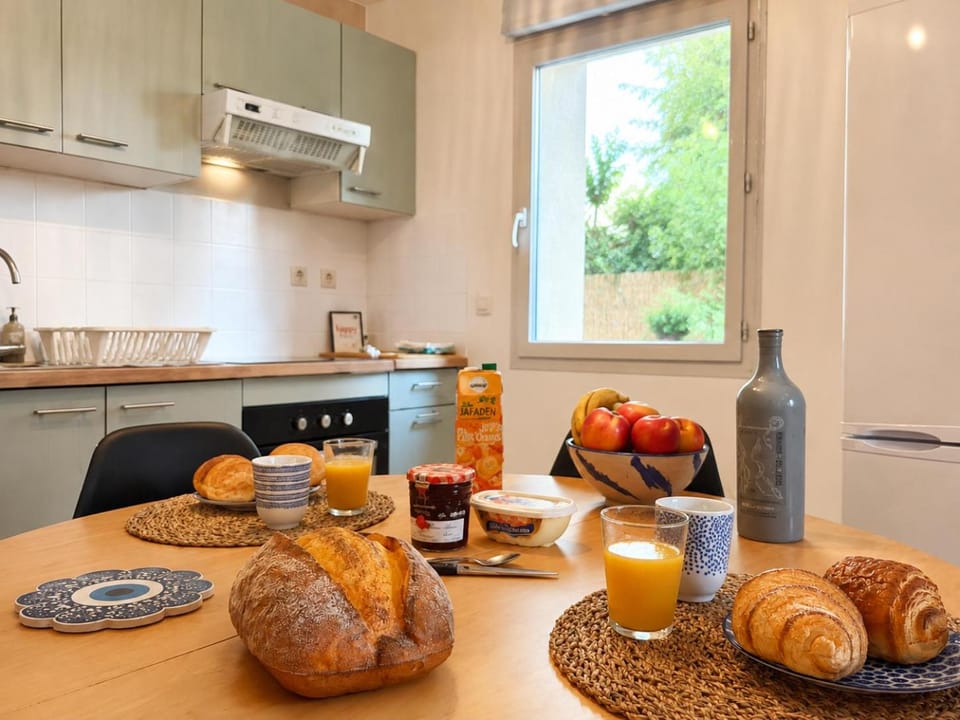 Day, Coffee/tea facilities, Kitchen or kitchenette, Dining area, internet, oven, stove
