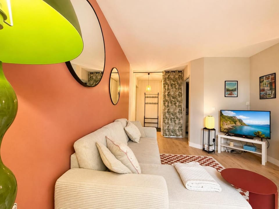 Day, TV and multimedia, Living room, Seating area, internet