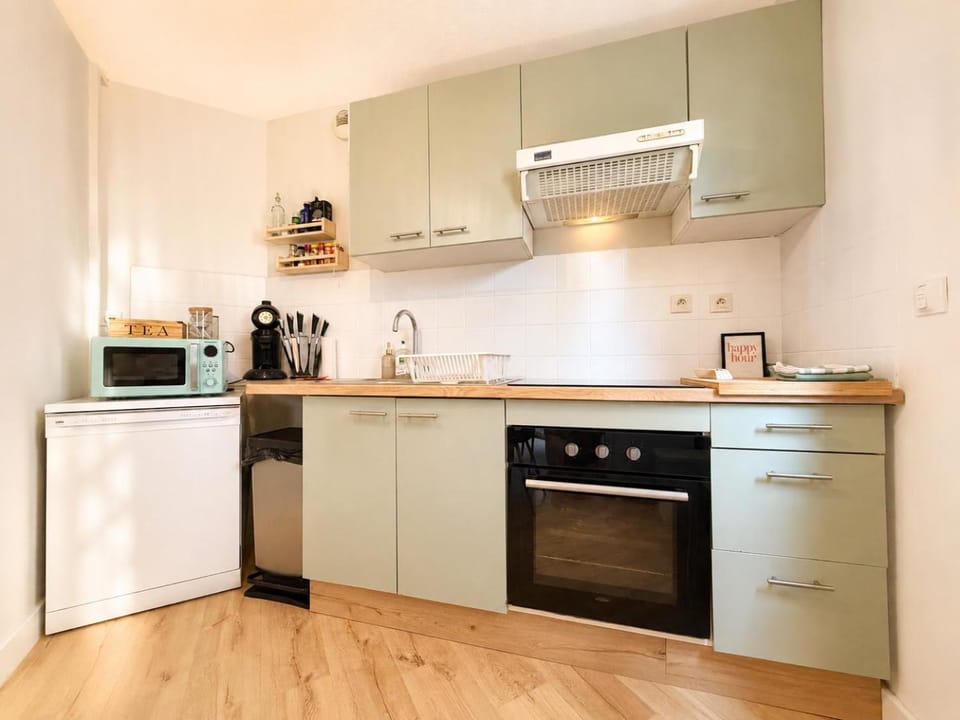 Day, Coffee/tea facilities, internet, oven, stove, kitchen