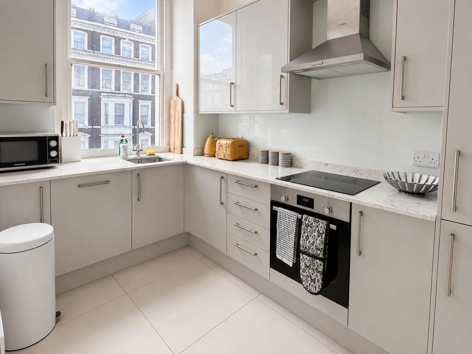 Modern 2 Bedroom Kensington flat near Hyde Park with Workspace Apartment in City of Westminster