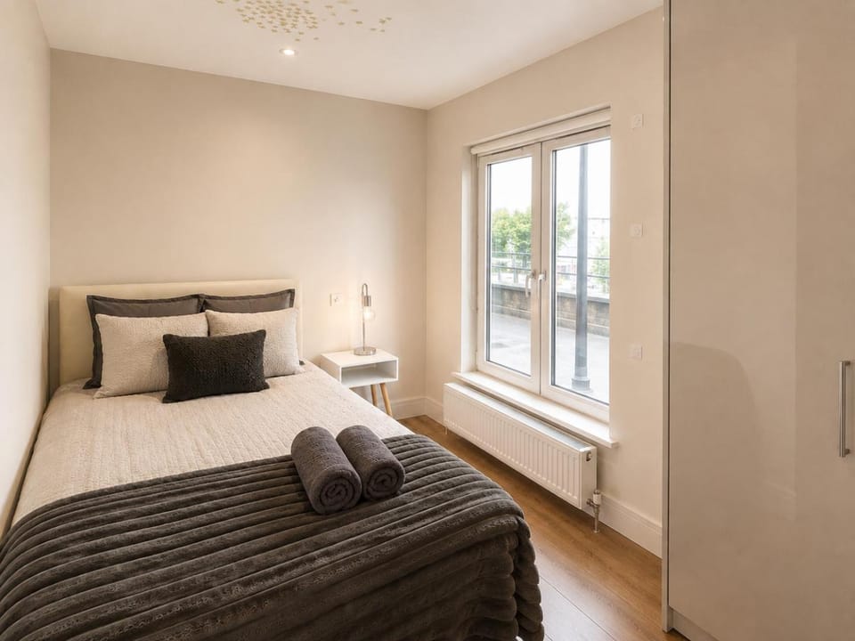 Modern 2 Bedroom Kensington flat near Hyde Park with Workspace Apartment in City of Westminster