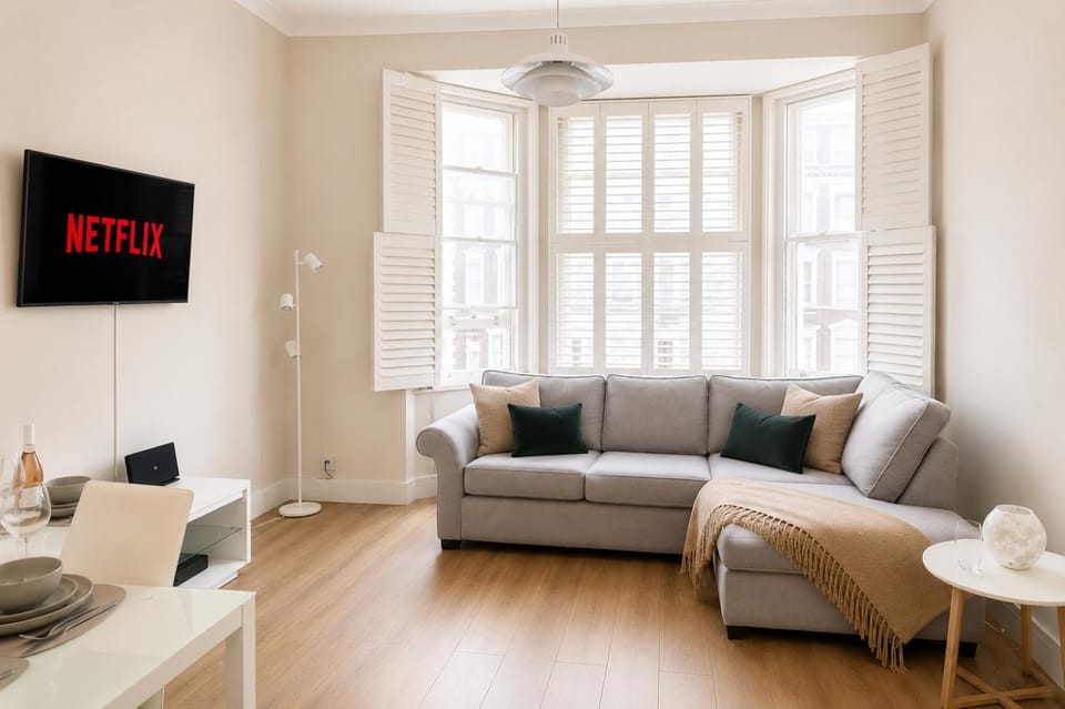 Modern 2 Bedroom Kensington flat near Hyde Park with Workspace Apartment in City of Westminster