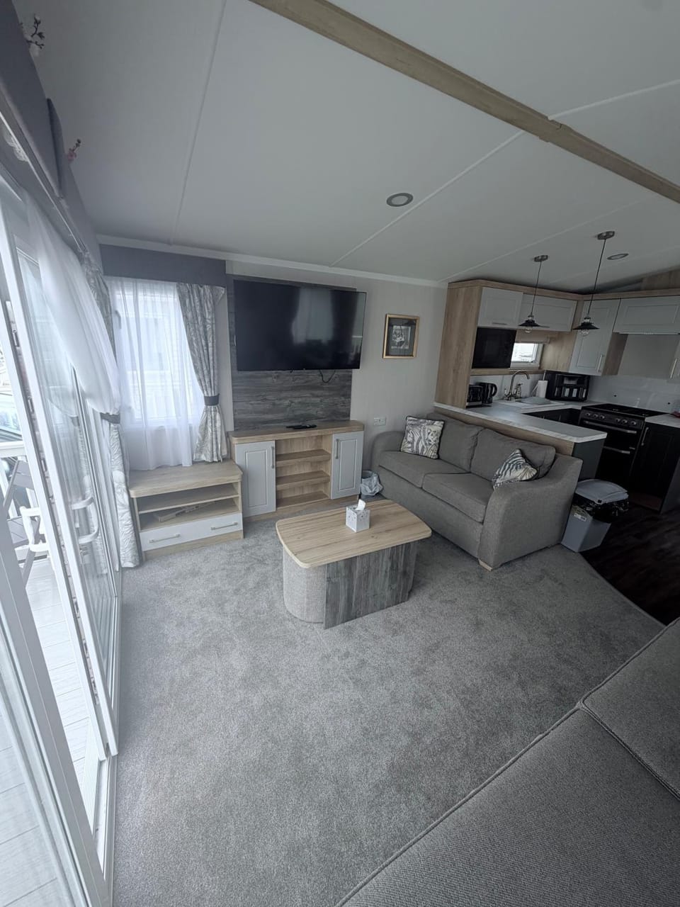 TV and multimedia, Kitchen or kitchenette, Living room, Seating area, Dining area