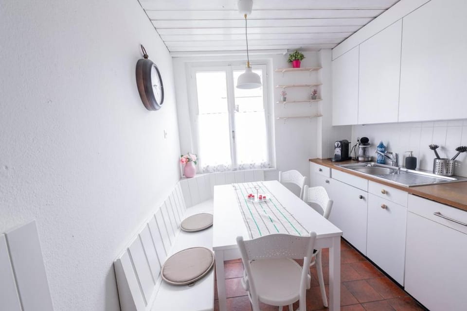 Kitchen or kitchenette, dishwasher, stove