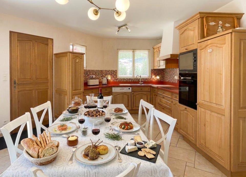 Kitchen or kitchenette, Food and drinks, Dining area, oven, stove