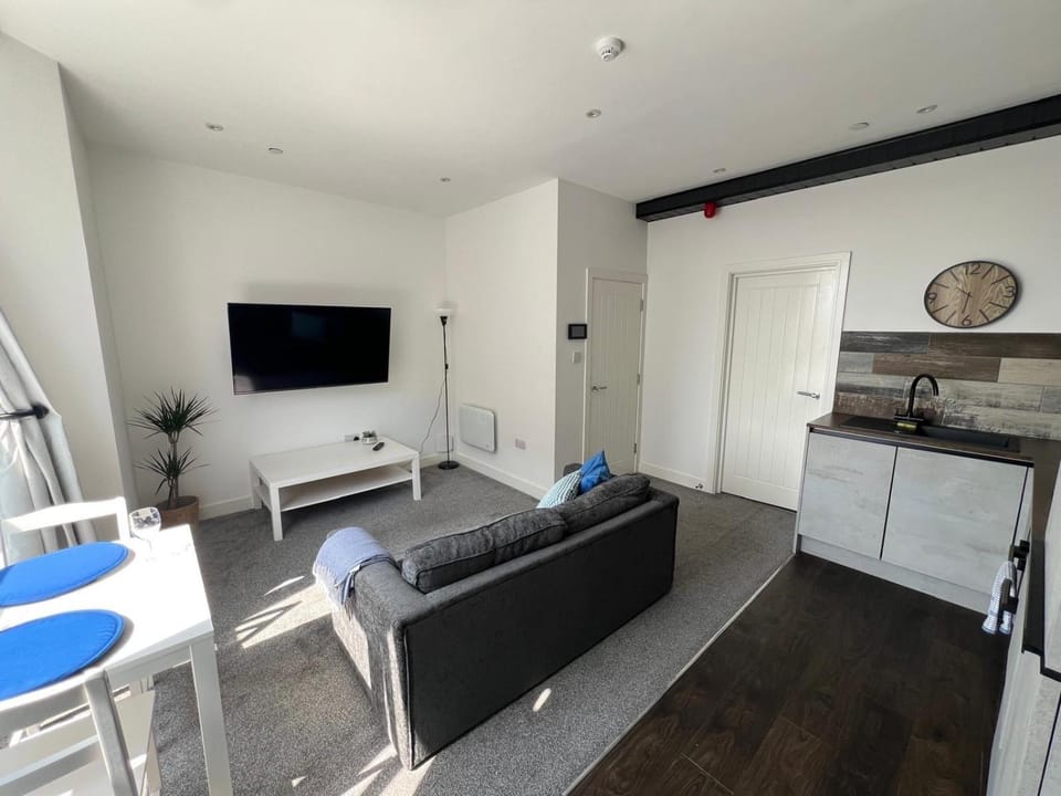 TV and multimedia, Kitchen or kitchenette, Living room, Seating area, oven