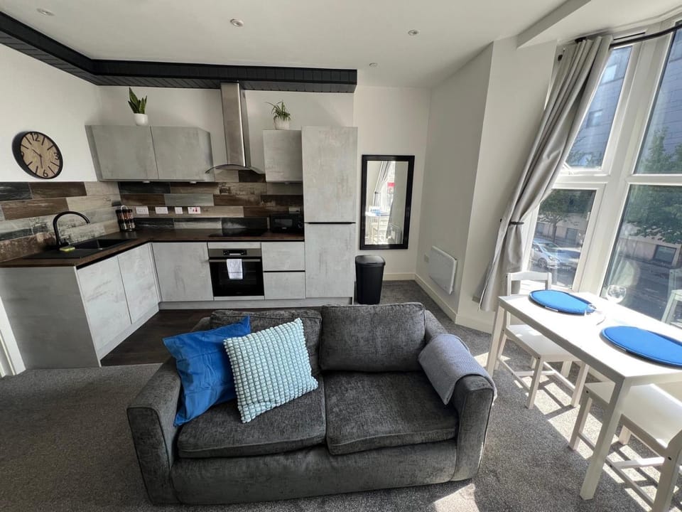 Kitchen or kitchenette, Seating area, dishwasher, oven