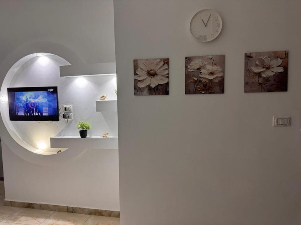 Charming Apt with Sunny Balcony, Walk to Sheraton St Apartment in Hurghada