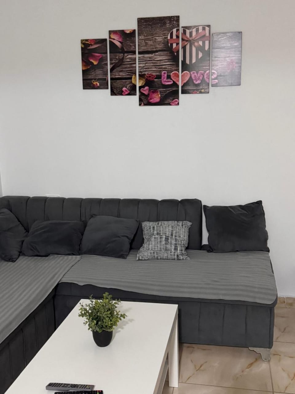 Charming Apt with Sunny Balcony, Walk to Sheraton St Apartment in Hurghada