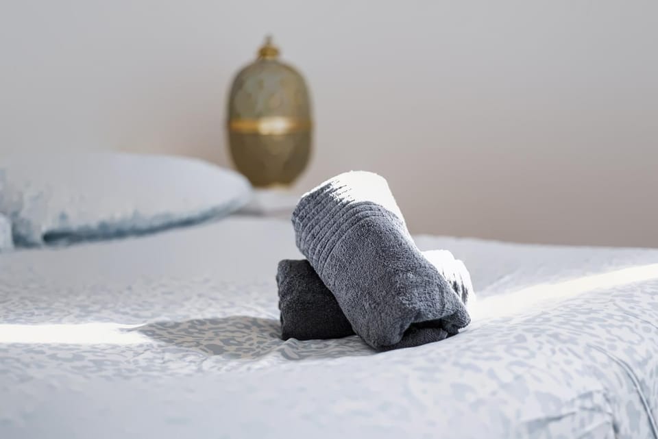 Bed, Bedroom, towels