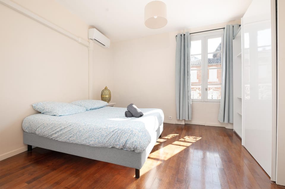 Bed, Photo of the whole room, Bedroom, air conditioner