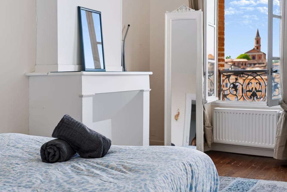 Bed, Photo of the whole room, Bedroom, towels