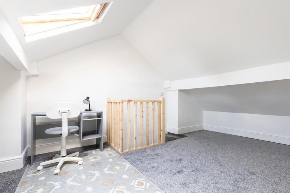 Modern 3BR House, Central Location, Great Links House in Walsall