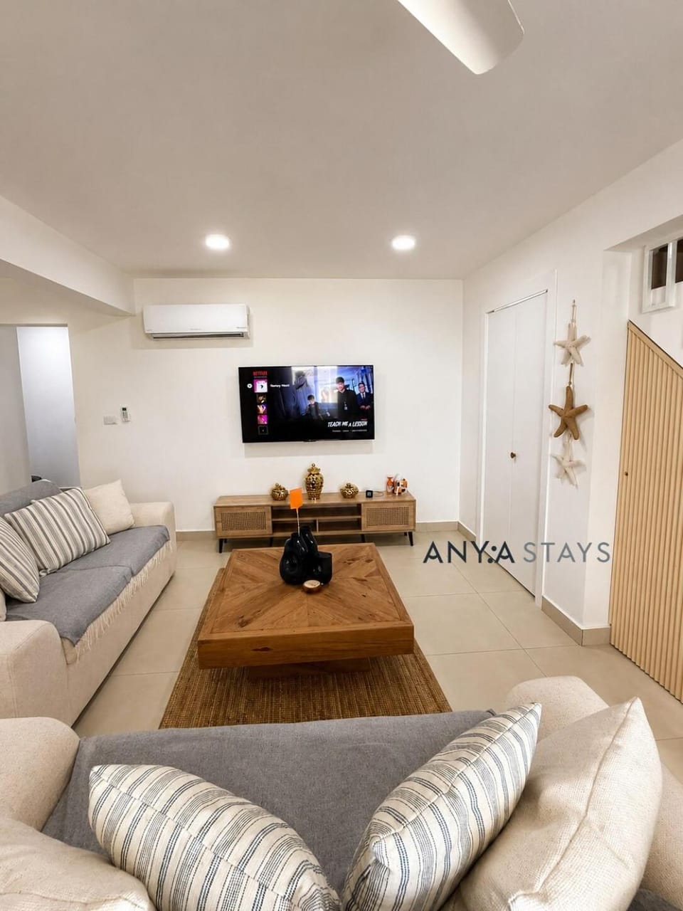 Communal lounge/ TV room, TV and multimedia, Living room, Evening entertainment, air conditioner
