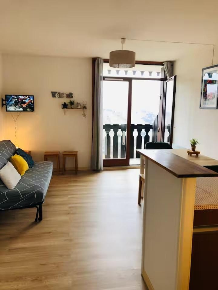 Bed, TV and multimedia, Living room, Dining area