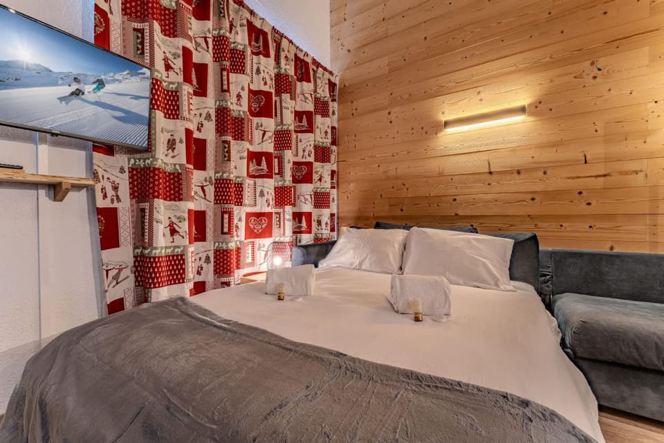 Ski-In and Out with Panoramic Views central Apartment in Les Allues