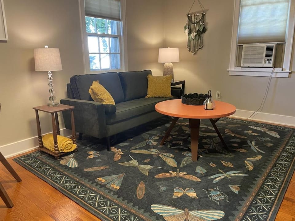 Cozy Coach House Apartment in Mount Pleasant
