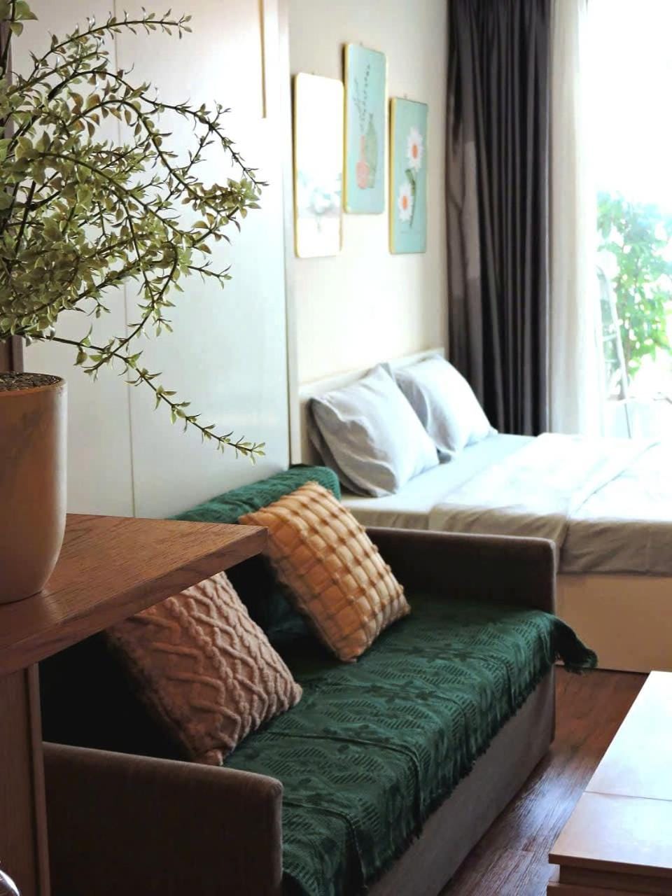Bed, Living room, Photo of the whole room, Seating area, Bedroom