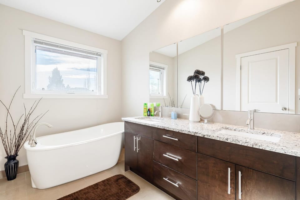 Renfrew Brandy - 3 King Beds 3 Baths Garage Apartment in Calgary