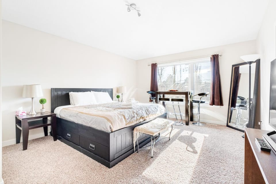 Renfrew Brandy - 3 King Beds 3 Baths Garage Apartment in Calgary