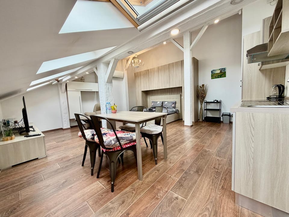 Photo of the whole room, Dining area