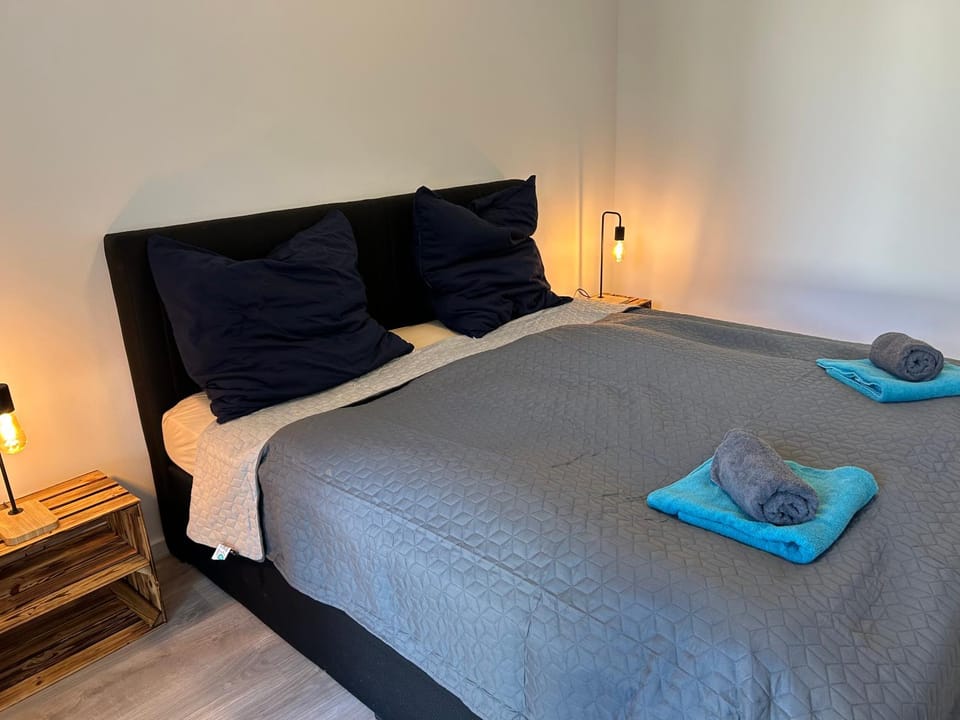 Bed, Bedroom, towels