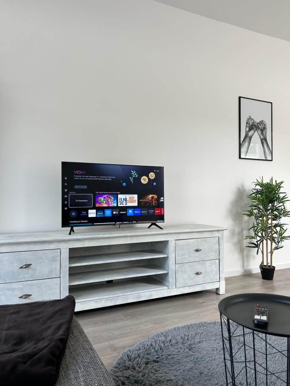 TV and multimedia, Living room, Evening entertainment