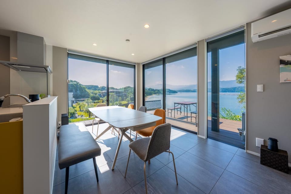 Natural landscape, View (from property/room), Balcony/Terrace, Kitchen or kitchenette, Living room, Seating area, Dining area, Sea view