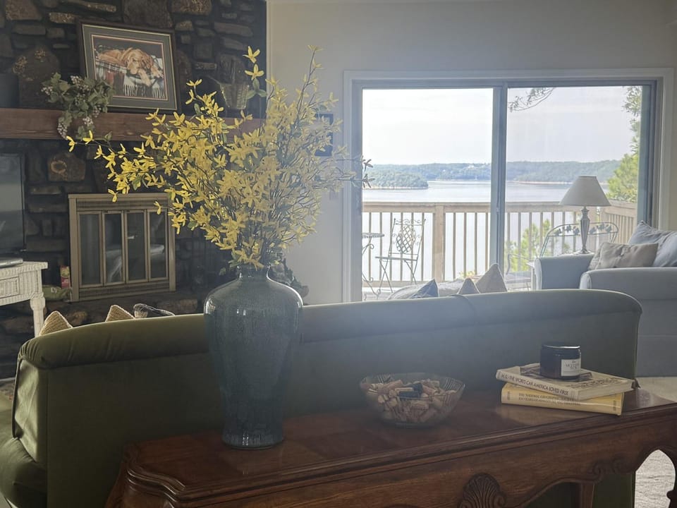 Natural landscape, View (from property/room), Balcony/Terrace, Living room, Seating area, Dining area, Lake view