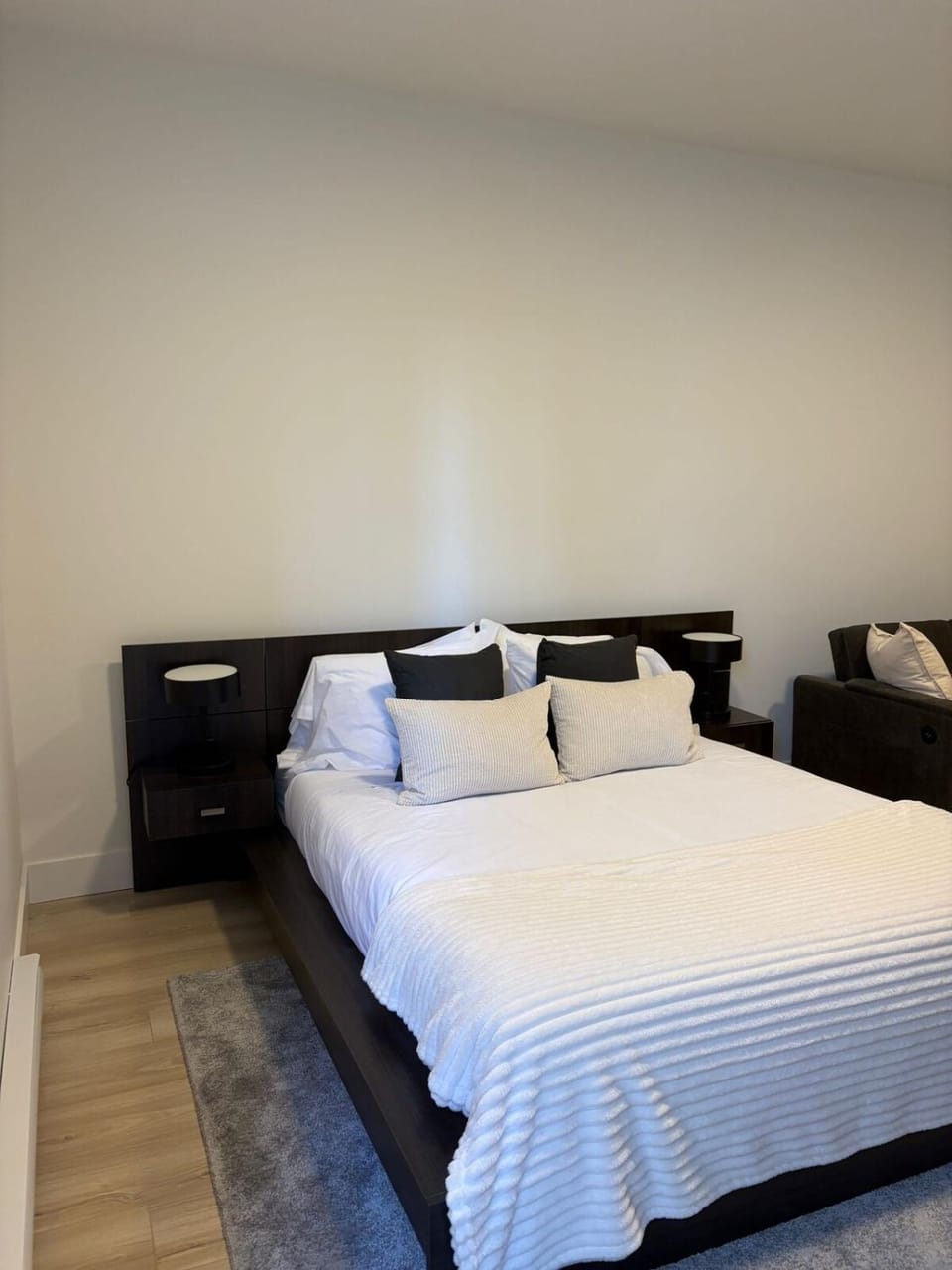 Suite in Lanford Queen Bed plus Sofa bed and Full Bathroom Apartment in Langford