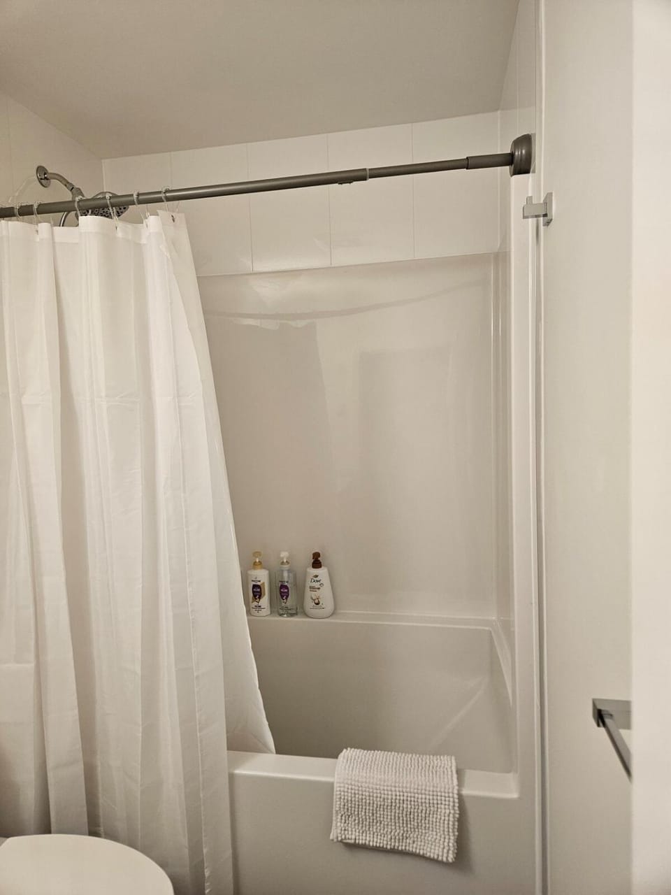 Suite in Lanford Queen Bed plus Sofa bed and Full Bathroom Apartment in Langford