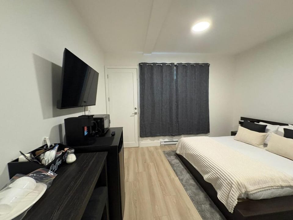 Suite in Lanford Queen Bed plus Sofa bed and Full Bathroom Apartment in Langford