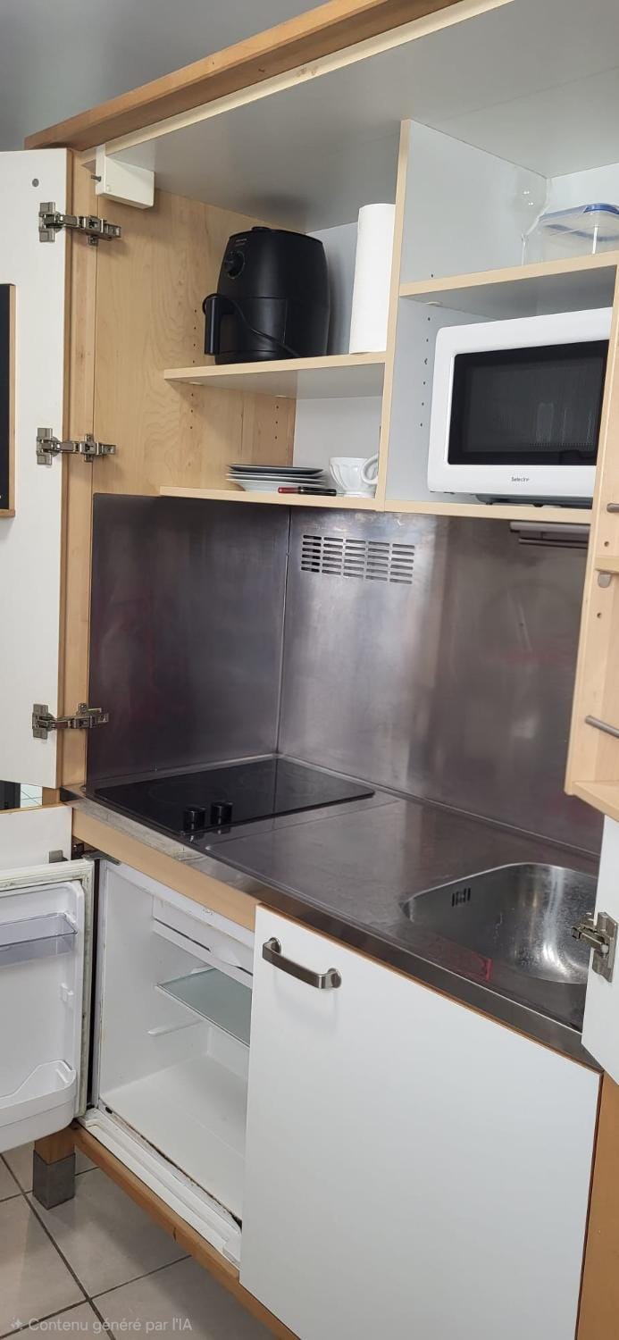 Kitchen or kitchenette, microwave, stove