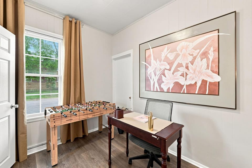 Charming One Bed with Office near Chicago Apartment in Forest Park