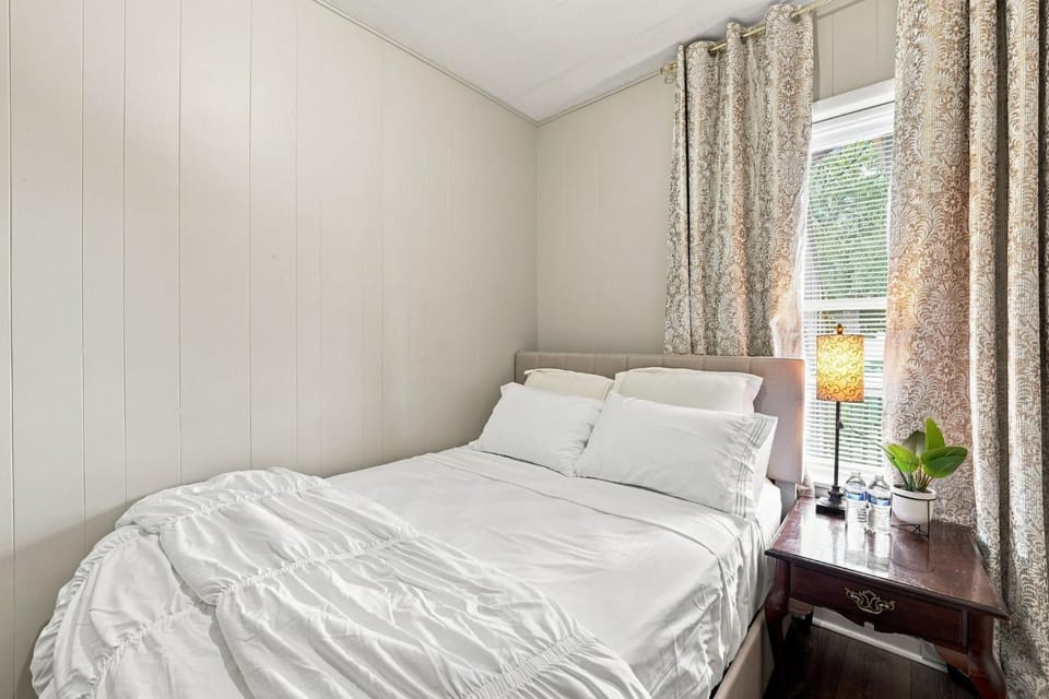 Charming One Bed with Office near Chicago Apartment in Forest Park