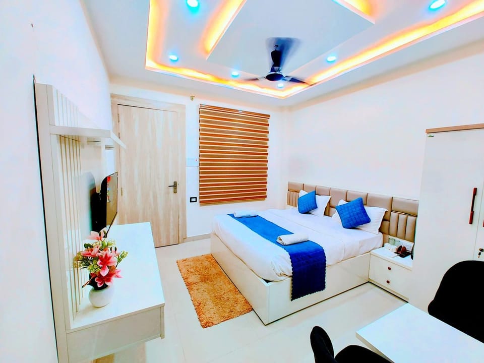 Bed, Seating area, Bedroom