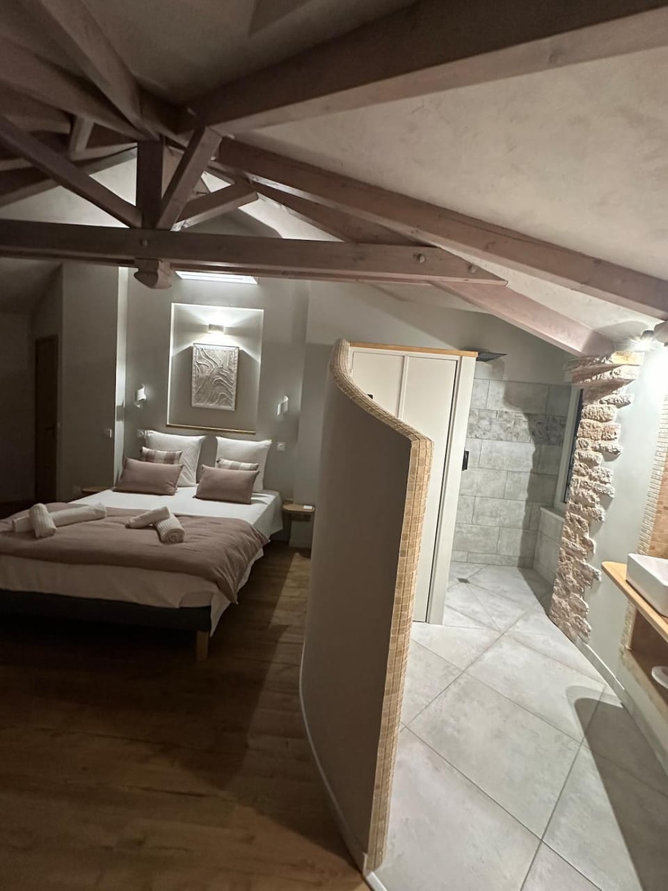 Photo of the whole room, Bedroom