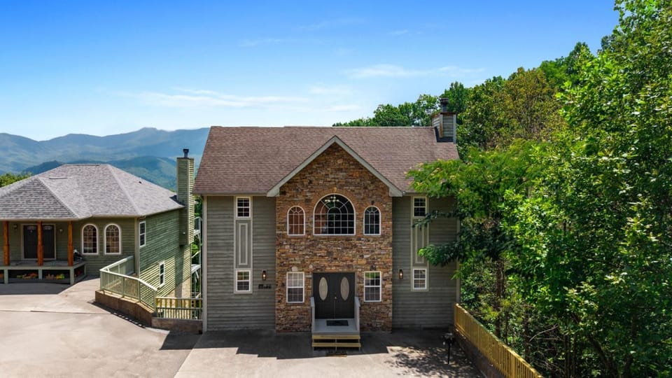 Smoky Wood Haven Hot Tub Game Room Fireplace House in Gatlinburg