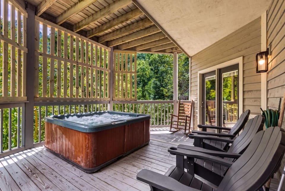 Smoky Wood Haven Hot Tub Game Room Fireplace House in Gatlinburg