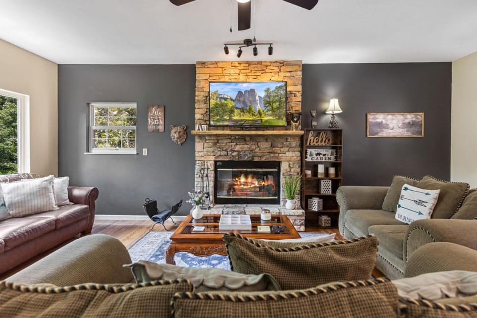Smoky Wood Haven Hot Tub Game Room Fireplace House in Gatlinburg