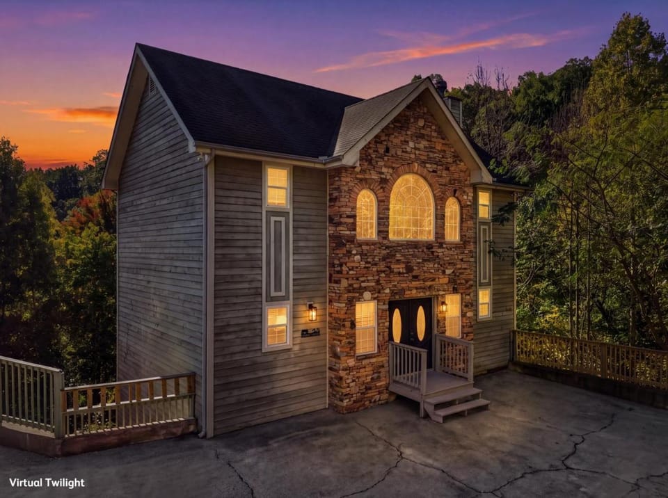Smoky Wood Haven Hot Tub Game Room Fireplace House in Gatlinburg