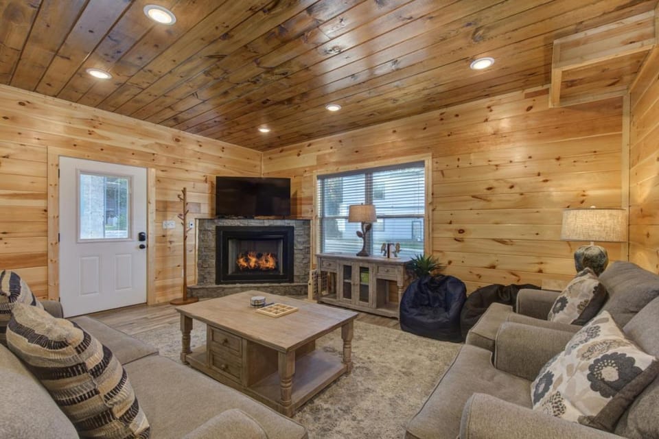Smokies Modern Cabin Fireplace Fire Pit Games Cabin in Pigeon Forge