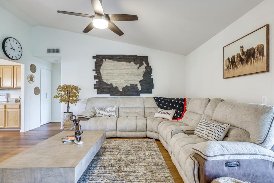 5 Mi to Stadiums! Quiet & Sun-Soaked Peoria Oasis House in Sun City