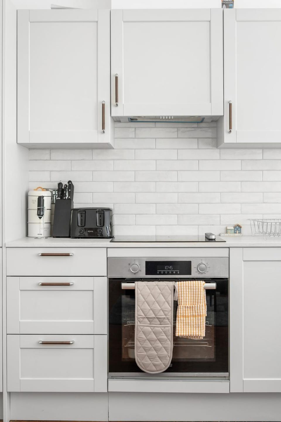 Coffee/tea facilities, Kitchen or kitchenette, stove, toaster