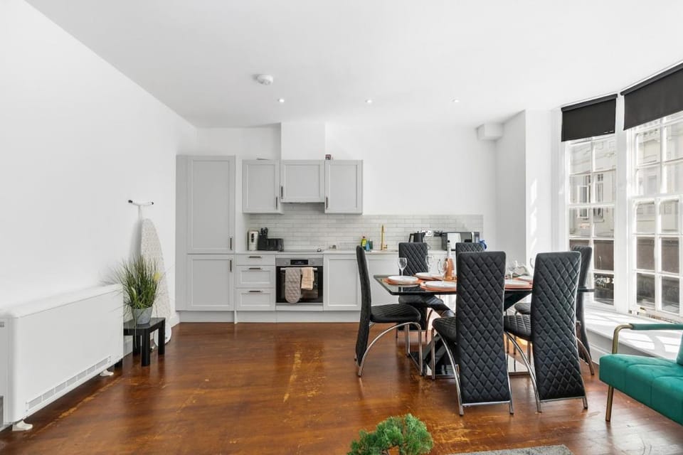 Kitchen or kitchenette, Living room, Seating area, Dining area, stove, toaster