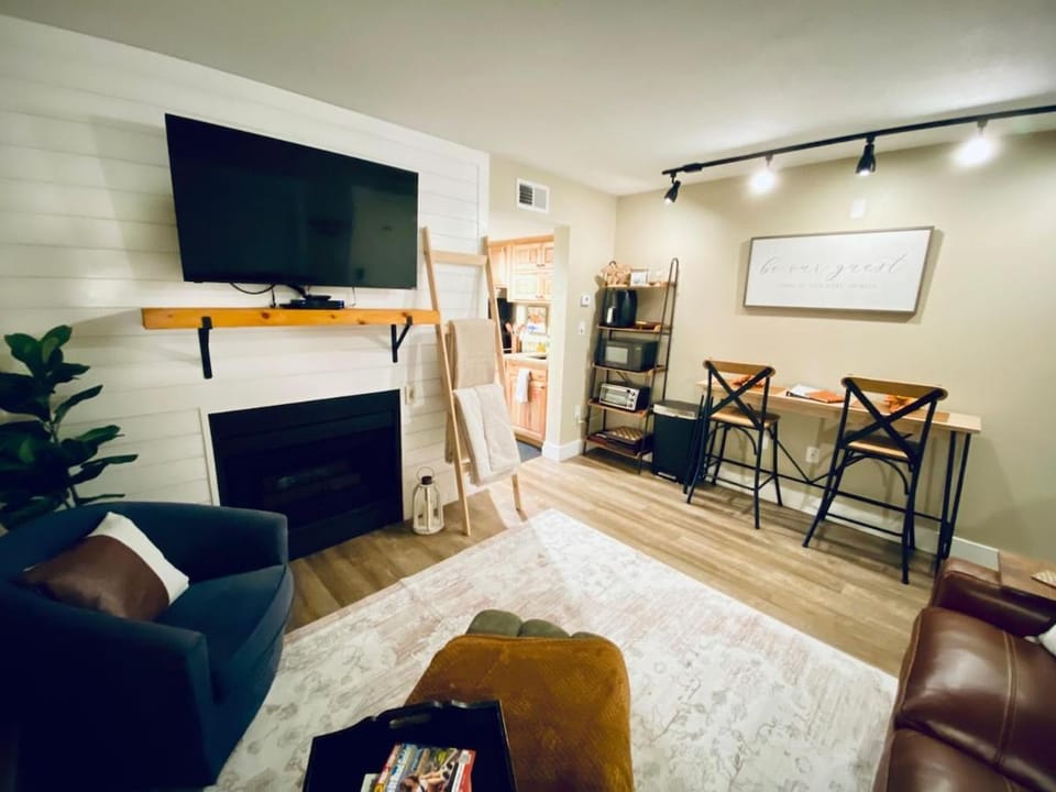 Parkway Hideaway, sleeps 4, walk to downtown Apartment in Gatlinburg