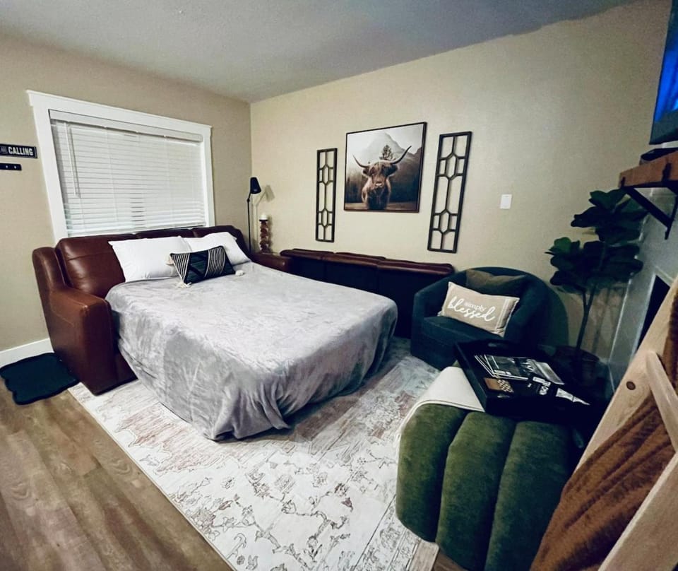Parkway Hideaway, sleeps 4, walk to downtown Apartment in Gatlinburg